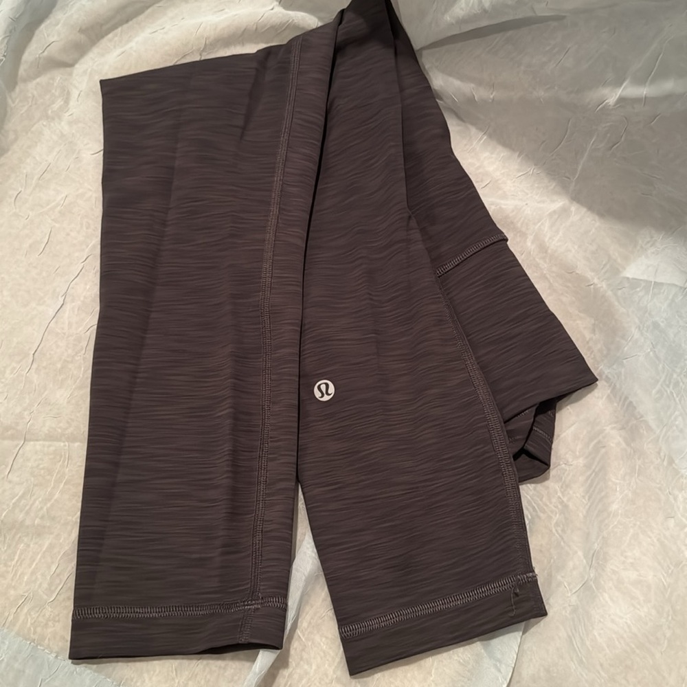 WUNDER TRAIN HIGH-RISE CROP 23"
Heathered Graphite Grey
Size: 6
Lululemon HR